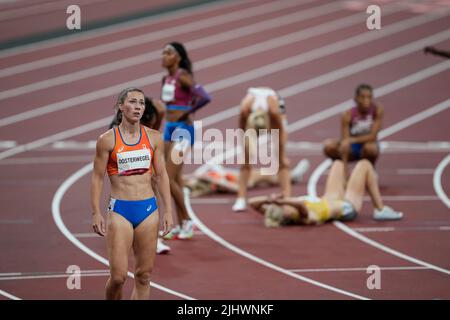 Emma Oosterwegel celebra la sua medaglia nell'eptathlon alle Olimpiadi di Tokyo 2020. Foto Stock