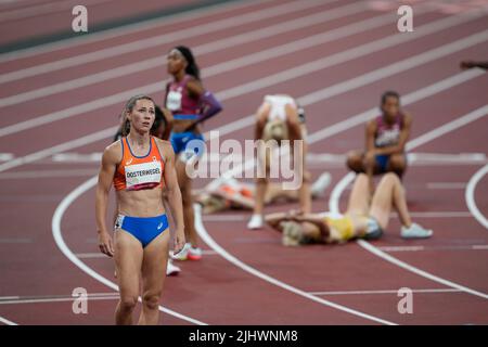 Emma Oosterwegel celebra la sua medaglia nell'eptathlon alle Olimpiadi di Tokyo 2020. Foto Stock