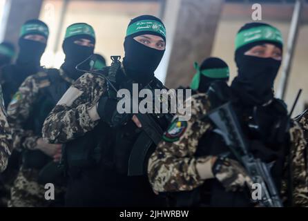 Gaza, Palestina. 20th luglio 2022. I pistoleri delle Brigate Izz al-DIN al-Qassam, l'ala militare di Hamas durante una parata militare anti-Israele a Gaza City. Credit: SOPA Images Limited/Alamy Live News Foto Stock