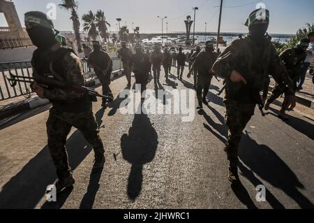 Gaza, Palestina. 20th luglio 2022. I pistoleri delle Brigate Izz al-DIN al-Qassam, l'ala militare di Hamas durante una marcia militare anti-Israele a Gaza City. Credit: SOPA Images Limited/Alamy Live News Foto Stock