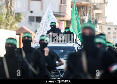 Gaza, Palestina. 20th luglio 2022. I pistoleri delle Brigate Izz al-DIN al-Qassam, l'ala militare di Hamas durante una marcia militare anti-Israele a Gaza City. Credit: SOPA Images Limited/Alamy Live News Foto Stock