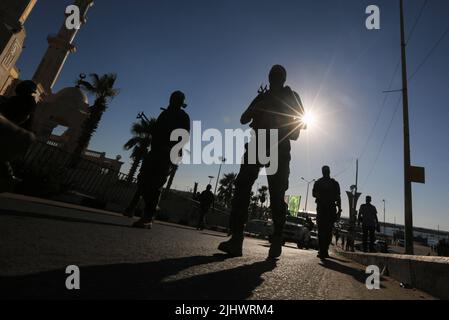 Gaza, Palestina. 20th luglio 2022. I pistoleri delle Brigate Izz al-DIN al-Qassam, l'ala militare di Hamas durante una marcia militare anti-Israele a Gaza City. (Foto di Yousef Masoud/SOPA Images/Sipa USA) Credit: Sipa USA/Alamy Live News Foto Stock