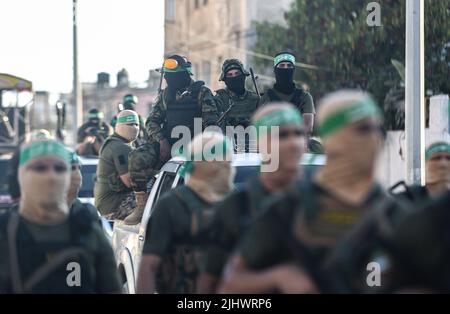 Gaza, Palestina. 20th luglio 2022. I pistoleri delle Brigate Izz al-DIN al-Qassam, l'ala militare di Hamas durante una marcia militare anti-Israele a Gaza City. (Foto di Yousef Masoud/SOPA Images/Sipa USA) Credit: Sipa USA/Alamy Live News Foto Stock