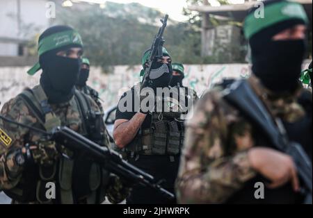 Gaza, Palestina. 20th luglio 2022. I pistoleri delle Brigate Izz al-DIN al-Qassam, l'ala militare di Hamas durante una marcia militare anti-Israele a Gaza City. (Foto di Yousef Masoud/SOPA Images/Sipa USA) Credit: Sipa USA/Alamy Live News Foto Stock