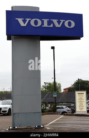 Marchio di lusso marchio Volvo logo sulla facciata a parete. Concessionaria auto di lusso a Bologna Foto Stock