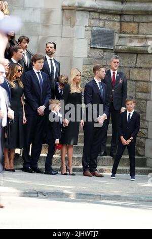 New York, Stati Uniti. 19th luglio 2022. Ivanka Trump e figlio, Donald Trump, Eric Trump, Melania Trump, Barron Trump, E Donald Trump Jr. Fuori dalla chiesa cattolica di St Vincent Ferrer a New York dopo che la bara di Ivana Trump è stata riposta nel cuore dopo i servizi funebri da prendere per la sepoltura. Ivana Trump, l’ex moglie dell’ex presidente Donald Trump, è morto per lesioni subite a seguito di una caduta, ha dichiarato l’Ufficio di New York del Chief Medical Examiner. Credit: SOPA Images Limited/Alamy Live News Foto Stock