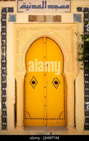 Una porta altamente decorativa nell'antica Medina di Sousse in Tunisia. La medina è riconosciuta come sito patrimonio mondiale dell'UNESCO. Foto Stock