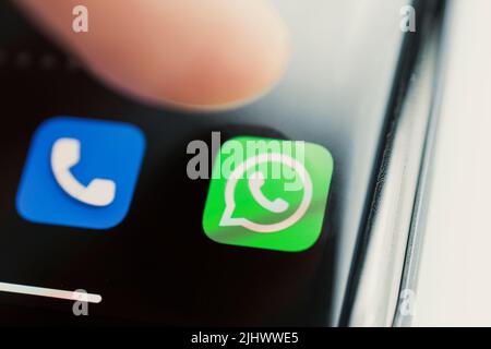 Icona dell'applicazione Whatsapp sullo schermo di uno smartphone nero. Barnaul. Russia 20 giugno 2022 Foto Stock