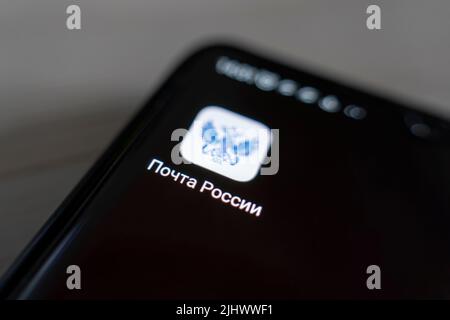 Applicazione post in russo sullo schermo di un primo piano dello smartphone nero. Barnaul. Russia 20 giugno 2022: Foto Stock