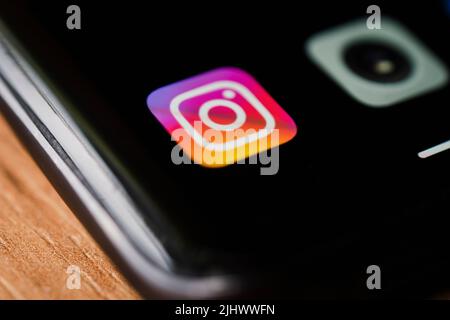 Barnaul. Russia 20 giugno 2022: Icona Instagram NewL e un'applicazione fotografica sullo schermo del telefono Foto Stock