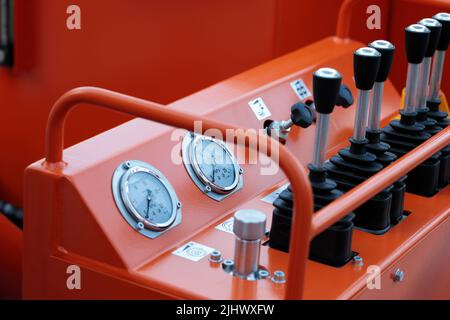 Bracci leva e indicatori su una console di comando. Messa a fuoco selettiva. Foto Stock