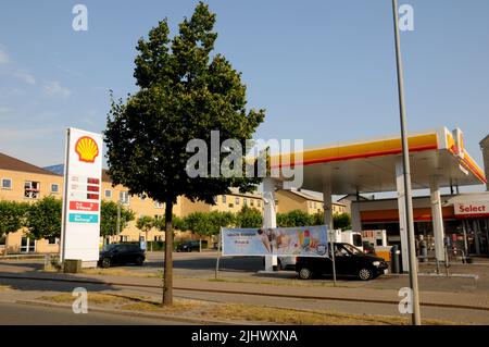 Kastrup/Copenhagen/Denmark/21 luglio 2022/Stazione di ricarica Shell benzina e Shell con benzina a prezzi elevati a bordo di una stazione di benzina sheel nella capitale danese. (Foto..Francis Dean/Dean Pictures) Foto Stock