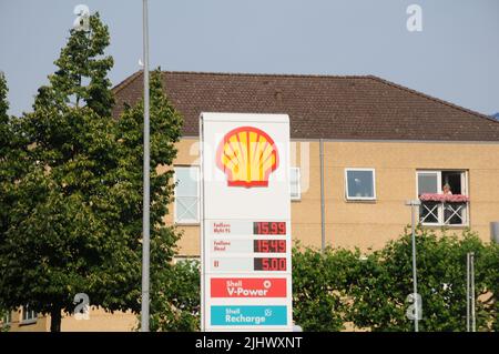 Kastrup/Copenhagen/Denmark/21 luglio 2022/Stazione di ricarica Shell benzina e Shell con benzina a prezzi elevati a bordo di una stazione di benzina sheel nella capitale danese. (Foto..Francis Dean/Dean Pictures) Foto Stock