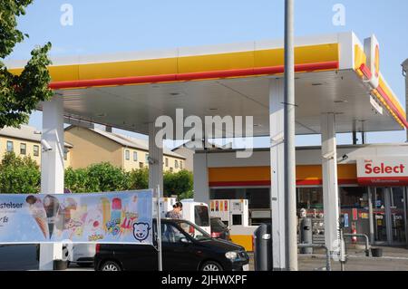 Kastrup/Copenhagen/Denmark/21 luglio 2022/Stazione di ricarica Shell benzina e Shell con benzina a prezzi elevati a bordo di una stazione di benzina sheel nella capitale danese. (Foto..Francis Dean/Dean Pictures) Foto Stock