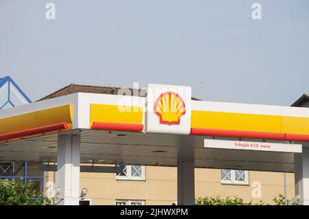 Kastrup/Copenhagen/Denmark/21 luglio 2022/Stazione di ricarica Shell benzina e Shell con benzina a prezzi elevati a bordo di una stazione di benzina sheel nella capitale danese. (Foto..Francis Dean/Dean Pictures) Foto Stock