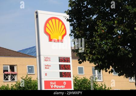 Kastrup/Copenhagen/Denmark/21 luglio 2022/Stazione di ricarica Shell benzina e Shell con benzina a prezzi elevati a bordo di una stazione di benzina sheel nella capitale danese. (Foto..Francis Dean/Dean Pictures) Foto Stock