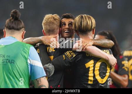 Houston, Stati Uniti. 20th luglio 2022. Kevin De Bruyne (a sinistra) di Manchester City con Joao Cancelo festeggia il primo gol del gioco del suo lato durante una partita amichevole pre-stagione allo stadio NRG di Houston, TX mercoledì 20 luglio 2022. (Foto di Justin Hartojo/Sipa USA) Credit: Sipa USA/Alamy Live News Foto Stock