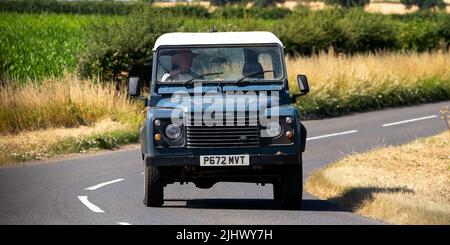 1996 blu Land Rover Defender su una strada di campagna Foto Stock