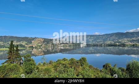 Vista da un hotel della Laguna de Tota nel dipartimento di Boyaca in Colombia in una giornata di sole Foto Stock