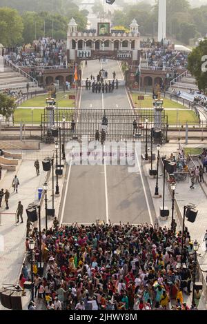 Amritsar, Punjab, India - Maggio 20th 2022: La folla si è riunita al confine attari wagah dell'India-Pakistan per assistere alla cerimonia di abbassamento della bandiera Foto Stock