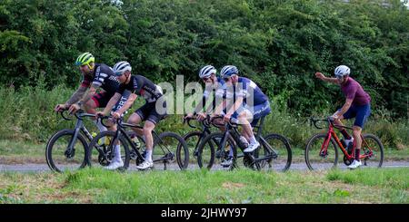 Gruppo di ciclisti in lycra e indossare caschi da ciclismo Foto Stock