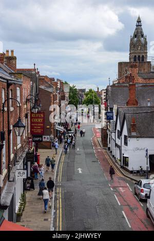 Chester, Regno Unito: 3 luglio 2022: Una vista generale di Northgate Street, vicino alle mura romane. E' una zona popolare con negozi indipendenti, ristoranti e. Foto Stock