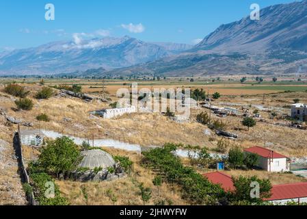 Jorgucat, Albania - 10 settembre 2021: Paesaggio con bunker militari in cemento in Albania. I bunker furono costruiti durante la guerra fredda dal comm Foto Stock