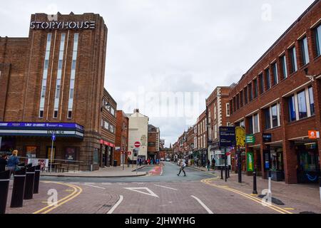 Chester, UK; 3 luglio 2022; una scena di strada generale in Northgate Street, adiacente al teatro Storybouse. Foto Stock