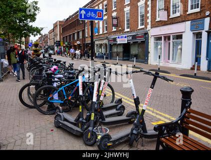 Chester, Regno Unito; 3 luglio 2022; un assortimento di e-scooters Ginger adiacenti a un'area di parcheggio per le piste ciclabile in Northgate Street. Foto Stock