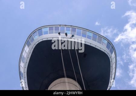 Tre giovani che si aggirano lungo la torre Euromast di Rotterdam Foto Stock