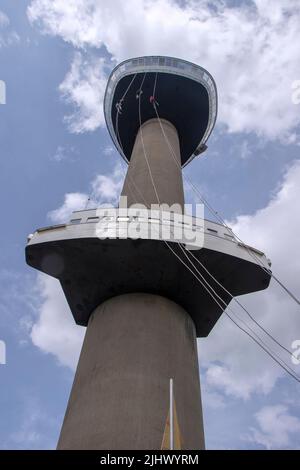 Tre giovani che si aggirano lungo la torre Euromast di Rotterdam Foto Stock