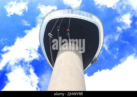 Tre giovani che si aggirano lungo la torre Euromast di Rotterdam Foto Stock