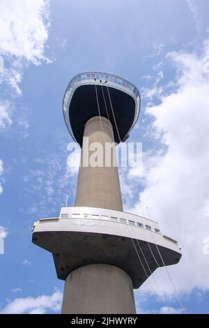 Tre giovani che si aggirano lungo la torre Euromast di Rotterdam Foto Stock