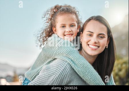 La vostra famiglia ama è la roccia che vi tiene fermi, una bambina che trascorre la giornata all'aperto con sua madre. Foto Stock