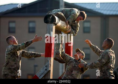 Kentucky, Stati Uniti. 12th luglio 2022. Soldiers of 5th Special Forces Group (Airborne), si aiutano a vicenda attraverso un percorso di ostacoli durante la prima competizione annuale di squadre migliori dell'esercito a Fort Campbell, Ky, 12 luglio 2022. L'evento inaugurale fa parte dell'iniziativa del Sergente maggiore dell'Esercito Michael A. Grinton di valutare piccoli gruppi di soldati sulla loro competenza tecnica e tattica, nonché sulla loro coesione e capacità di lavorare insieme. Credit: U.S. Army/ZUMA Press Wire Service/ZUMAPRESS.com/Alamy Live News Foto Stock