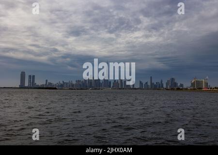 Dubai in una giornata piovosa o nuvolosa. Foto spettacolare dello skyline di Dubai o dei grattacieli o degli edifici Foto Stock