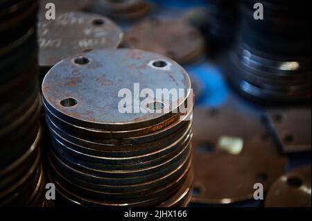 Pile di pezzi diversi in lamiera di materiale metallico Foto Stock