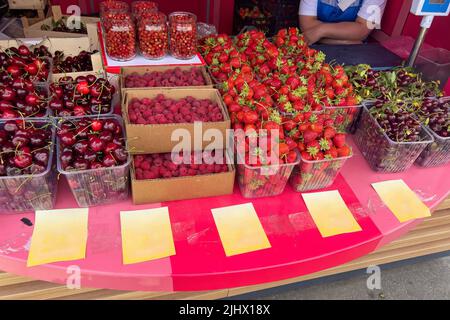 fragole selvatiche, fragole selvatiche, ciliegie, ciliegie dolci vendute sul mercato Foto Stock