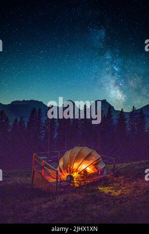 Glamping in un hotel bubble sotto un milione di stelle a Gantrisch Foto Stock