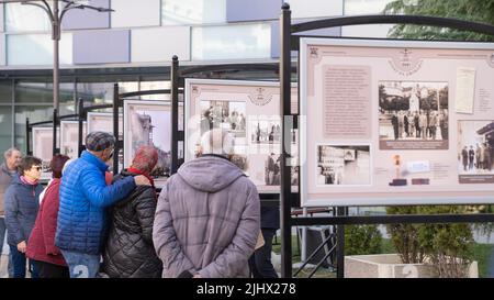 Le coppie anziane guardano le vecchie foto della città di Blagoevgrad Foto Stock