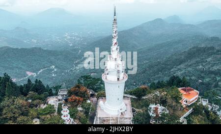 Vista aerea della torre di Ambuluwawa è un tempio di quattro religioni nel centro dello Sri Lanka. La torre sorge sopra la giungla su un'alta montagna. Foto Stock