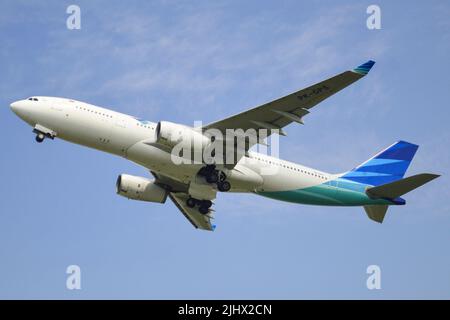 Garuda Indonesia PK-GPS Airbus A330-243 atterrando all'Aeroporto Internazionale di Kualanamu, Indonesia Foto Stock