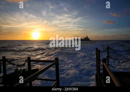 Oceano Pacifico. 11th luglio 2022. Il vettore aereo di classe Nimitz USS Abraham Lincoln (CVN 72) vele via dal Henry J. Kaiser-Class Fleet reinteger Oiler USNS Henry J. Kaiser (T-AO 187) dopo un rifornimento in mare durante il Rim del Pacifico (RIMPAC) 2022. Ventisei nazioni, 38 navi, quattro sottomarini, più di 170 aerei e 25.000 persone partecipano a RIMPAC dal 29 giugno al 4 agosto nelle isole Hawaiane e nella California meridionale. Il più grande esercizio marittimo internazionale del mondo, RIMPAC offre un'opportunità di formazione unica, promuovendo e sostenendo al contempo la cooperativa Foto Stock