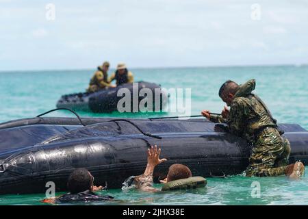 Hawaii, Stati Uniti. 6th luglio 2022. Una marina statunitense assegnata al Battaglione Landing Team 3rd Battaglione, 4th Marine Regiment, Marine Air-Ground Task Force 7 'Ripper' e una marina assegnata alla fanteria navale messicana pratica piccole tecniche di volo in barca durante l'addestramento di piccole imbarcazioni con il corpo marino degli Stati Uniti, Sri Lanka Navy Marines, il corpo marino indonesiano, La fanteria navale messicana e l'esercito australiano sulla base del corpo marino Hawaii il 6 luglio 2022, a sostegno di Rim of the Pacific (RIMPAC). Ventisei nazioni, 38 navi, quattro sottomarini, più di 170 aerei e 25.000 persone sono participati Foto Stock