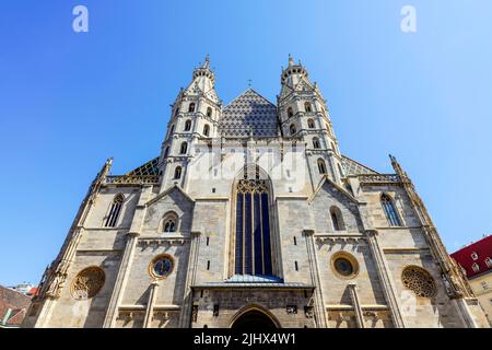 Vista della Cattedrale di Santo Stefano a Vienna, Austria. La Cattedrale è la chiesa madre dell'Arcidiocesi cattolica romana di Vienna e la sede della Th Foto Stock