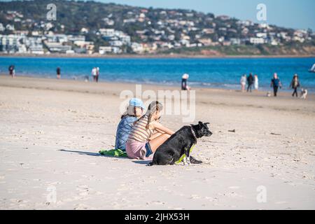 Adelaide Australia 21 luglio 2022. Persone che godono del caldo sole invernale nel sobborgo costiero di Brighton Adelaide Credit. amer Ghazzal/Alamy Live News Foto Stock