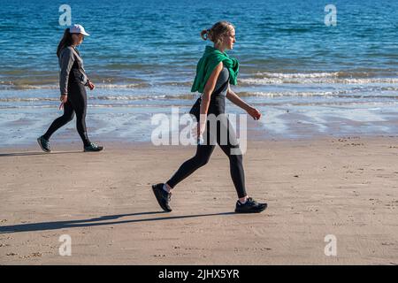 Adelaide Australia 21 luglio 2022. Le donne che camminano lungo la riva dell'oceano nel caldo sole invernale in Adelaide Credit. amer Ghazzal/Alamy Live News Foto Stock