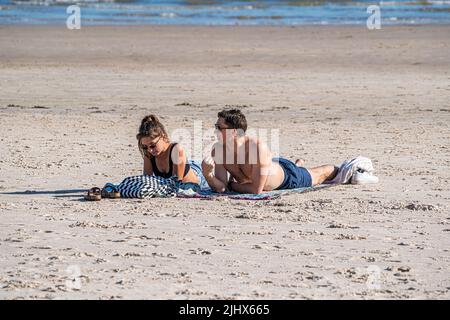 Adelaide Australia 21 luglio 2022. Un paio di sole nel caldo sole invernale nel sobborgo costiero di Adelaide Credit. amer Ghazzal/Alamy Live News Foto Stock