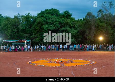 Auroville, India - 16th luglio 2022: La comunità di fortuna e la condivisione sociale a sostegno dei gruppi di lavoro dell'Assemblea dei residenti, che è sotto int Foto Stock