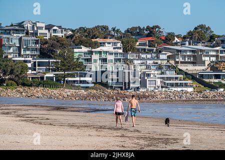 Adelaide Australia 21 luglio 2022. Persone che camminano nel caldo sole invernale lungo la riva dell'oceano nel sobborgo costiero di Brighton Adelaide Credit. amer Ghazzal/Alamy Live News Foto Stock